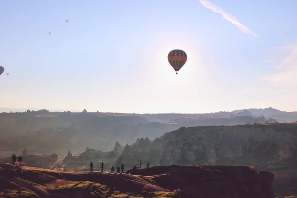 Bir Grup Insan Güneşin Tadını Çıkarıyor Büyük Bir Balonun Şafakta — Stok fotoğraf