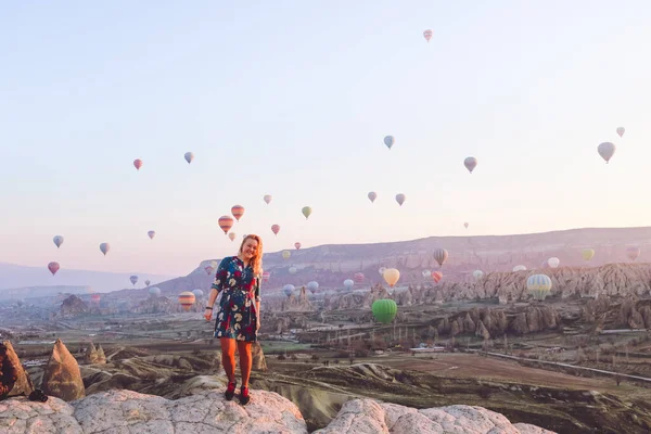 Renkli Elbiseli Güzel Bir Kız Kapadokya Şafak Vakti Gülerken Gökyüzünde — Stok fotoğraf