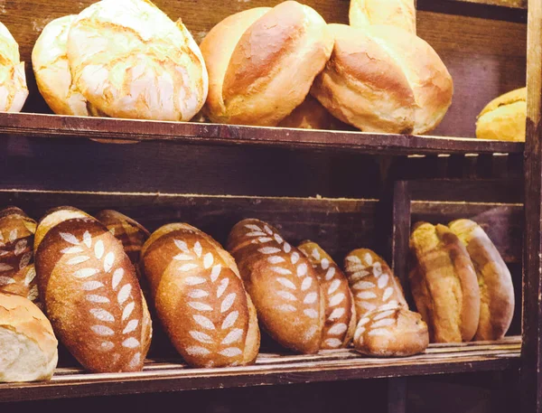 小さなパン屋で香り豊かな手作りパン 小さなギリシャの村で新鮮なパンと居心地の良いパン屋 — ストック写真