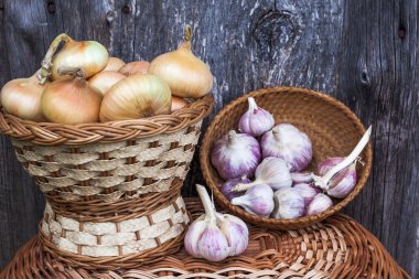 soğan ve sarımsak ile yer yazmak için yaşlı yönetim kurulu bir arka plan üzerinde