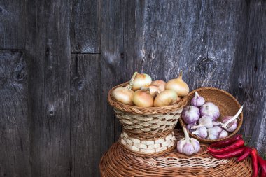 soğan ve sarımsak ile yer yazmak için yaşlı yönetim kurulu bir arka plan üzerinde