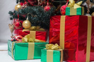 Noel ağacı ve kırmızı ve yeşil paketleyicileri, balonlar içinde hediyeler Noel ağacı ve tanımlama bilgileri