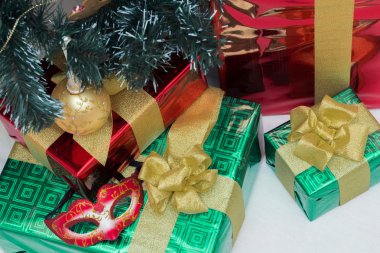 Noel ağacı ve kırmızı ve yeşil paketleyicileri, balonlar içinde hediyeler Noel ağacı ve tanımlama bilgileri