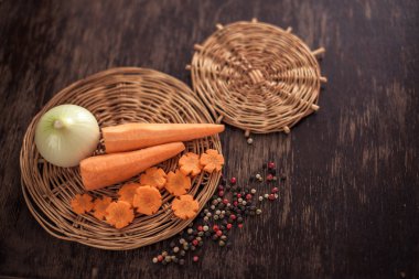 soğan, havuç, kabak yazıt için bir yer ile ahşap bir gemide