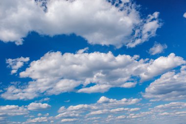 Mavi gökyüzünde beyaz kabarık bulutlar