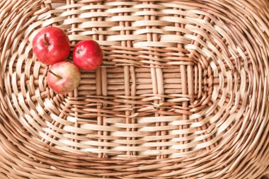 sonbahar küçük elma bir hasır sepet bir yazıt için bir yer