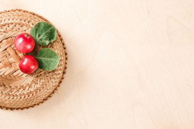 sonbahar küçük elma bir hasır sepet bir yazıt için bir yer