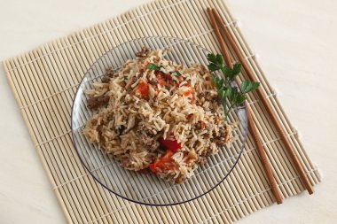 bir mat chopsticks pirinç risotto