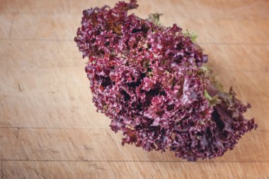 Kiraz domates ile yer yazmak için ahşap kesme tahtası