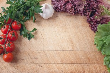 kiraz domates, marul, maydanoz ve sarımsak ile yer yazmak için ahşap kesme tahtası