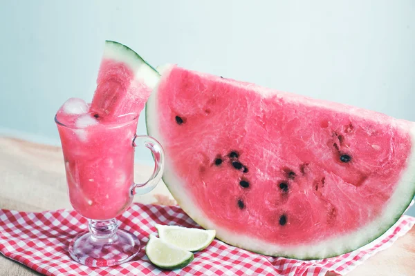 Rebanada de sandía y sandía refrescante cóctel con hielo y lima — Foto de Stock