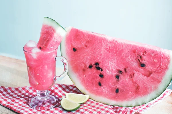 Rebanada de sandía y sandía refrescante cóctel con hielo y lima —  Fotos de Stock