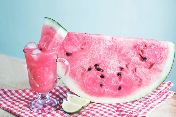 Slice of watermelon and watermelon refreshing cocktail with ice and lime — Stock Photo, Image