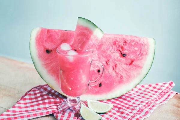 Slice of watermelon and watermelon refreshing cocktail with ice and lime — Stock Photo, Image