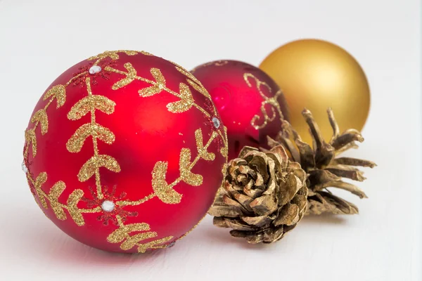 Palle di Natale sull'albero di Natale di oro e rosso — Foto Stock