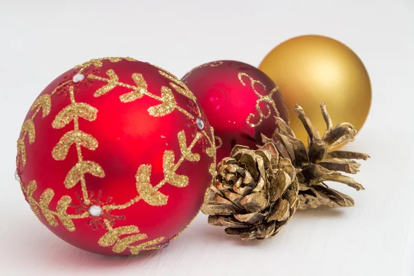 Bolas de Navidad en el árbol de Navidad de oro y rojo — Foto de Stock