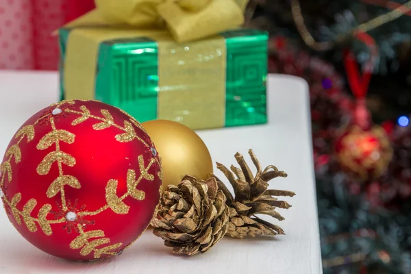 Kerstballen op de kerstboom van goud en rood — Stockfoto