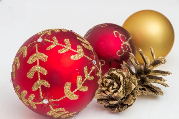 Palle di Natale sull'albero di Natale di oro e rosso — Foto Stock