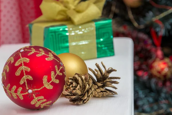 在圣诞树上的金黄色和红色的圣诞球 — 图库照片