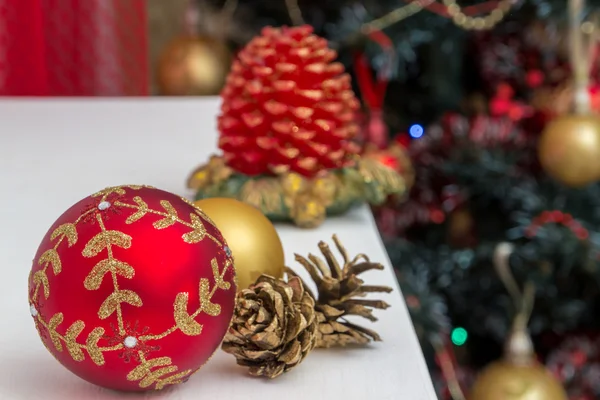 在圣诞树上的金黄色和红色的圣诞球 — 图库照片