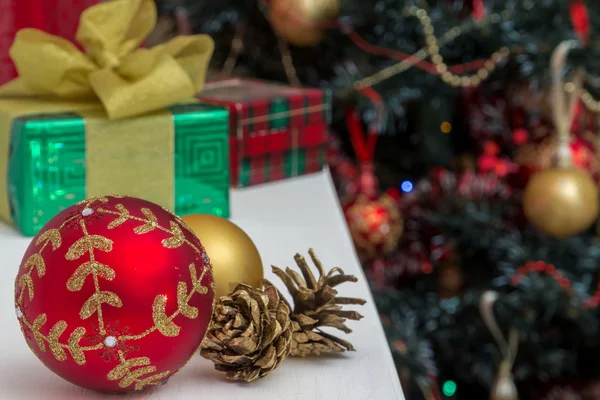 Christmas bollar på granen av guld och röd — Stockfoto