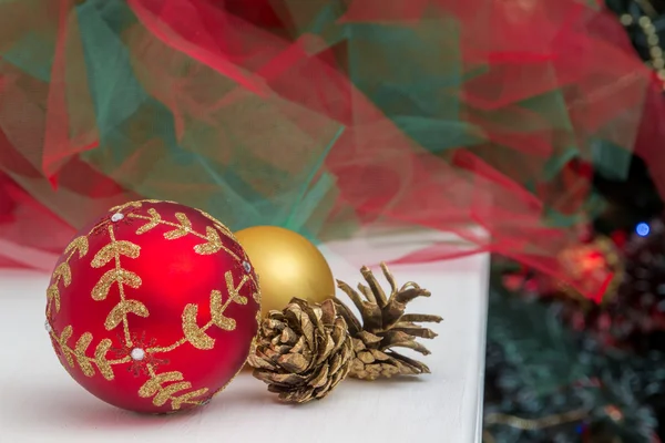 Christmas bollar på granen av guld och röd — Stockfoto