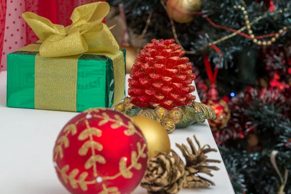 Weihnachtskugeln auf dem Weihnachtsbaum aus Gold und Rot — Stockfoto