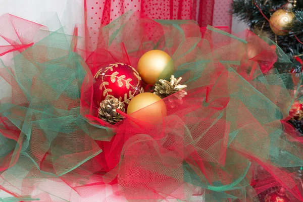 Noel topları kırmızı ve altın Noel ağacı üzerinde — Stok fotoğraf