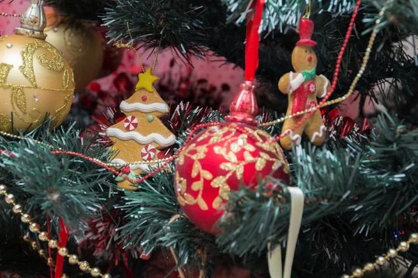 Noel ağacı ve kırmızı ve yeşil paketleyicileri, balonlar içinde hediyeler Noel ağacı ve tanımlama bilgileri — Stok fotoğraf