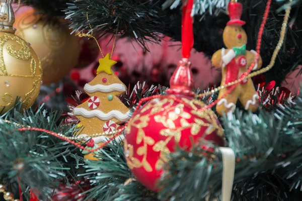 Weihnachtsbaum und Geschenke in roter und grüner Verpackung, Luftballons für den Weihnachtsbaum und Plätzchen — Stockfoto