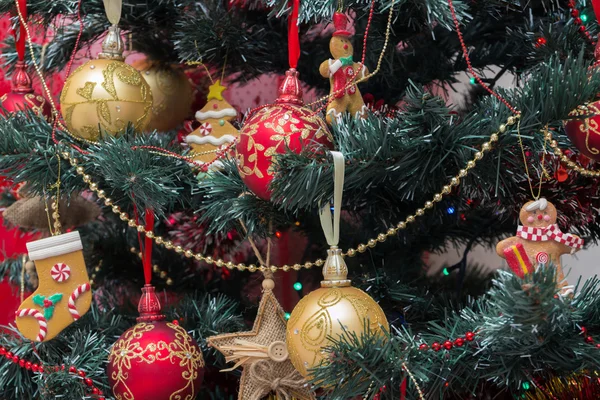 Karácsonyfa és az ajándékok a piros és a zöld csomagolást, lufi a karácsonyfa, és a cookie-k — Stock Fotó