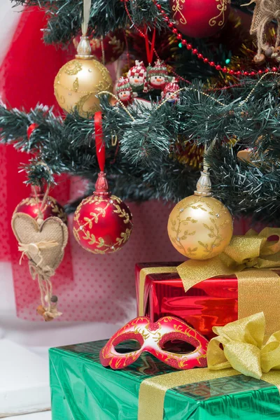 Weihnachtsbaum und Geschenke in roter und grüner Verpackung, Luftballons für den Weihnachtsbaum und Plätzchen — Stockfoto