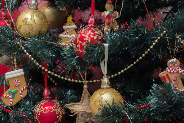 Weihnachtsbaum und Geschenke in roter und grüner Verpackung, Luftballons für den Weihnachtsbaum und Plätzchen — Stockfoto