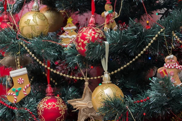 Noel ağacı ve kırmızı ve yeşil paketleyicileri, balonlar içinde hediyeler Noel ağacı ve tanımlama bilgileri — Stok fotoğraf