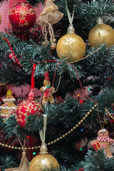 Weihnachtsbaum und Geschenke in roter und grüner Verpackung, Luftballons für den Weihnachtsbaum und Plätzchen — Stockfoto