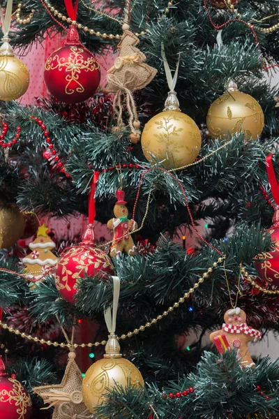 Weihnachtsbaum und Geschenke in roter und grüner Verpackung, Luftballons für den Weihnachtsbaum und Plätzchen — Stockfoto