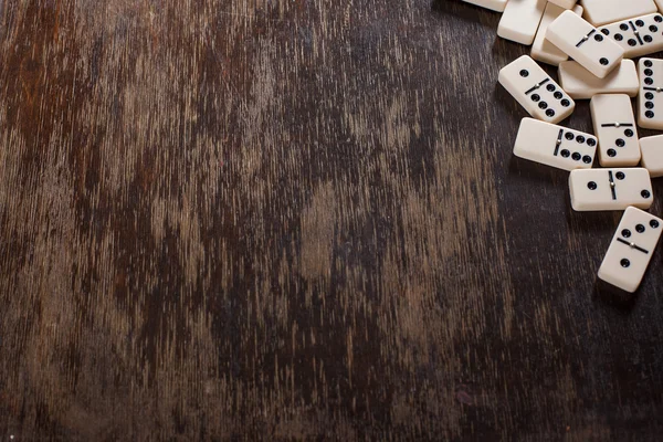 Domino's op een houten plank-ruimte voor de inscriptie — Stockfoto