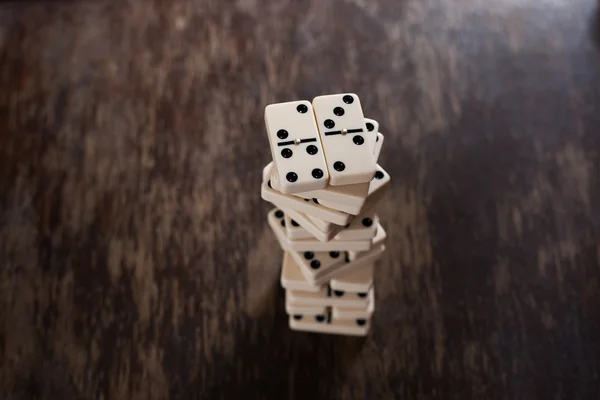 Domino's op een houten plank-ruimte voor de inscriptie — Stockfoto