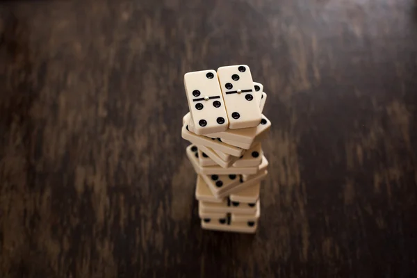 Domino's op een houten plank-ruimte voor de inscriptie — Stockfoto