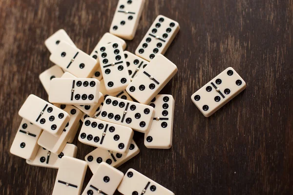 Domino's op een houten plank-ruimte voor de inscriptie — Stockfoto