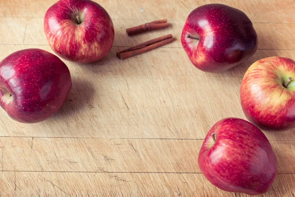 Apel dan segelas jus apel di papan kayu — Stok Foto