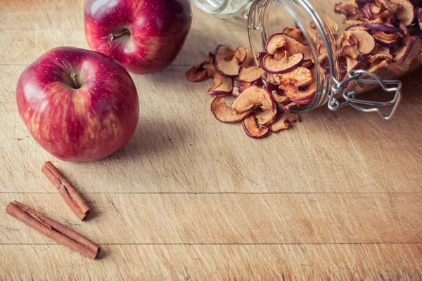Apel di papan kayu dan tempat untuk prasasti — Stok Foto