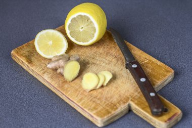 limon ve zencefil bir kesme tahtası üzerinde