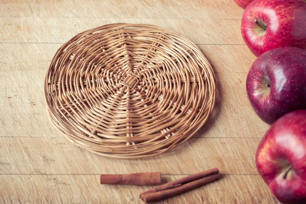 Apple, kayu manis tongkat dan sari apel cuka di papan kayu — Stok Foto