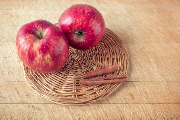 Apple, kayu manis tongkat dan sari apel cuka di papan kayu — Stok Foto