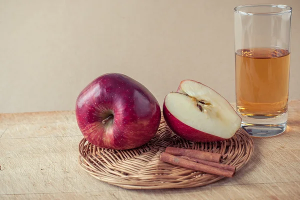 Apple, kayu manis tongkat dan sari apel cuka di papan kayu — Stok Foto