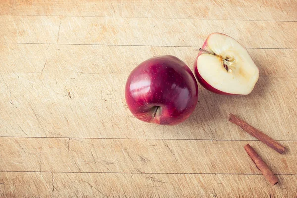 Apple, kayu manis tongkat dan sari apel cuka di papan kayu — Stok Foto