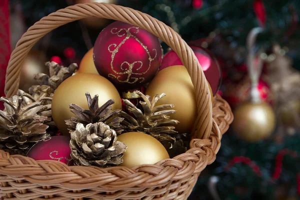 Árbol de Navidad interior, bolas, guirnalda — Foto de Stock
