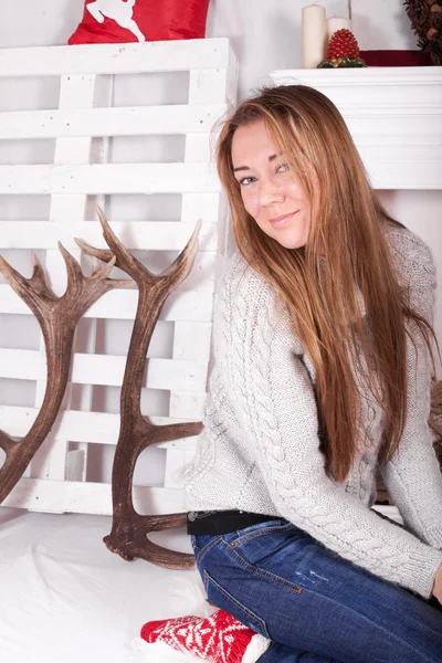 Affascinante ragazza in un interno di Natale con albero — Foto Stock