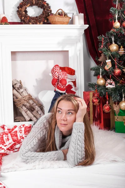 Affascinante ragazza in un interno di Natale con albero — Foto Stock